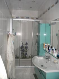 Помещение ванной комнаты с установкой душевой кабины. Цель- использовать площадь для максимум функций.